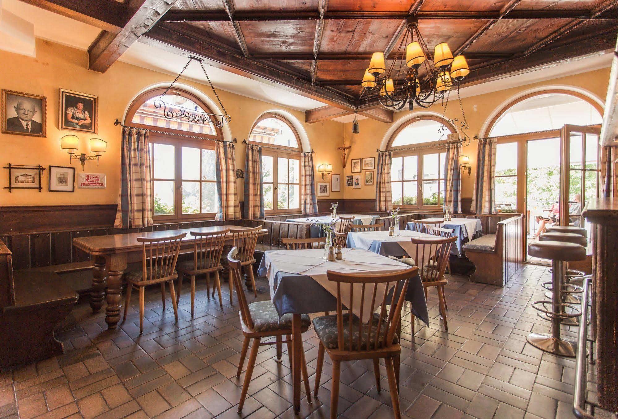Hotel Gasthof Zum Kirchenwirt พุค ไบ ฮัลไลน์ ภายนอก รูปภาพ