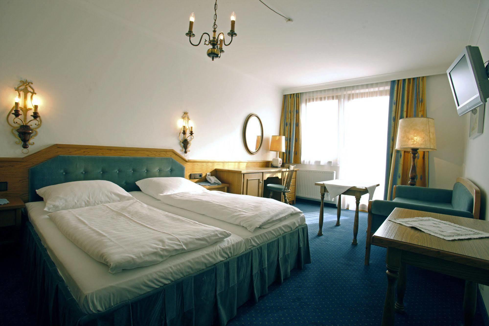 Hotel Gasthof Zum Kirchenwirt พุค ไบ ฮัลไลน์ ภายนอก รูปภาพ